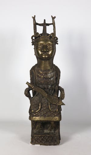 Benin - Brons, Zittende heerser op troon met zwaard kopen? Bied vanaf 225!