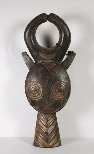 Tchamba - Houten masker van gestileerde koeienkop met rood, geel en wit pigment kopen? Bied vanaf 1!