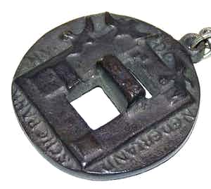 Eric Claus - Penning / hanger met (zilveren?) ketting. verkocht voor € 75!