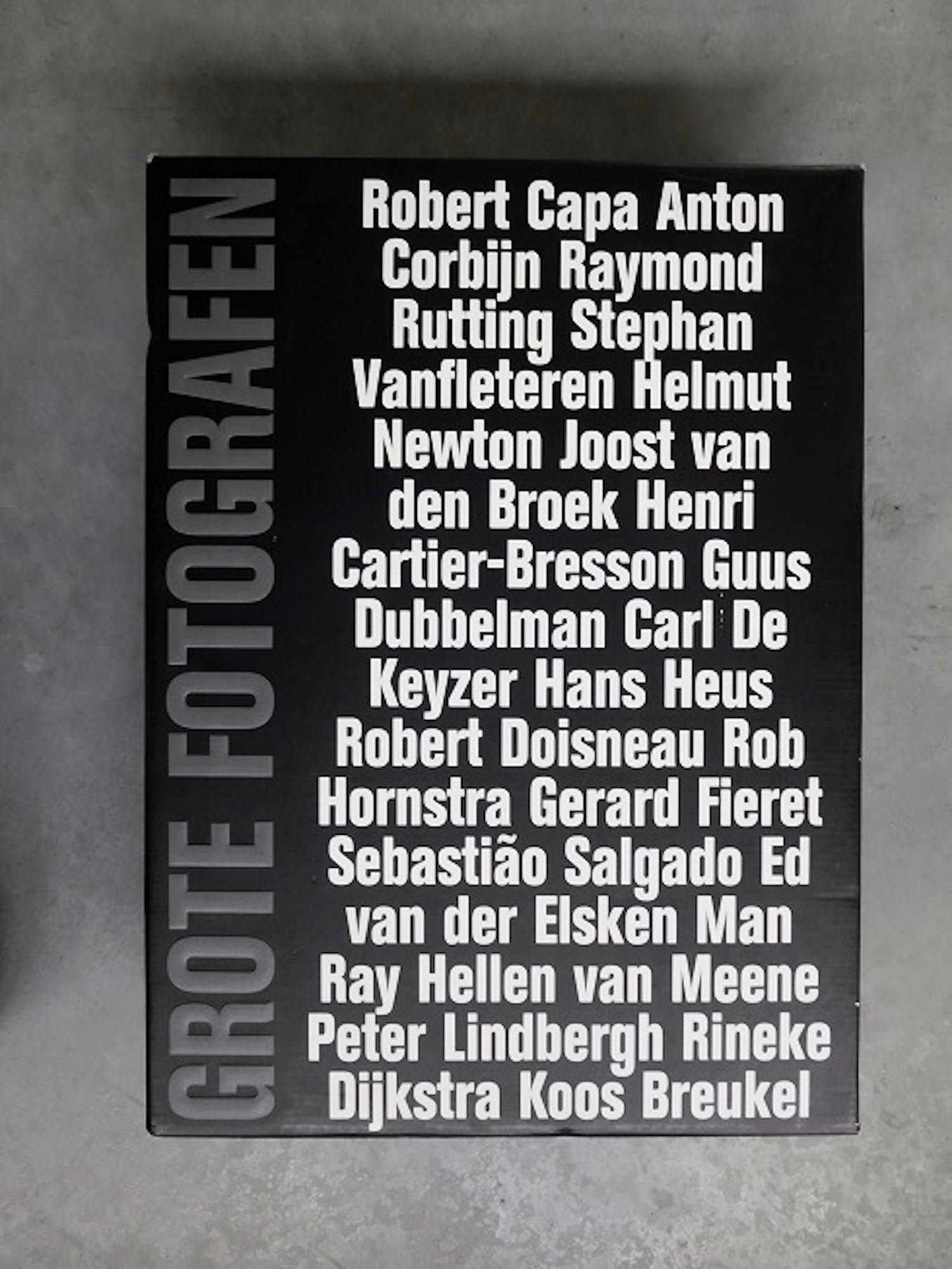 Rineke Dijkstra - en anderen - 20 Grote Fotografen - Uitgave Volkskrant 2011 - 45 x 33 x 11 cm kopen? Bied vanaf 50!