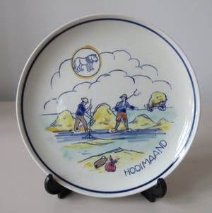 Royal Goedewaagen - Twee platelen sierbordjes 'Hooimaand' en 'Wijnmaand' voor N.V. Paul C. Kaiser Ro kopen? Bied vanaf 1!