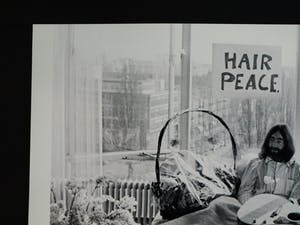 Nico Koster - Foto, John Lennon & Yoko Ono - Hilton Hotel tijdens de 'Bed-in for Peace' in '69 kopen? Bied vanaf 175!