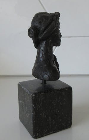 Niet of onleesbaar gesigneerd - Bronzen Buste van een vrouw met paardenstaart op sokkel kopen? Bied vanaf 10!