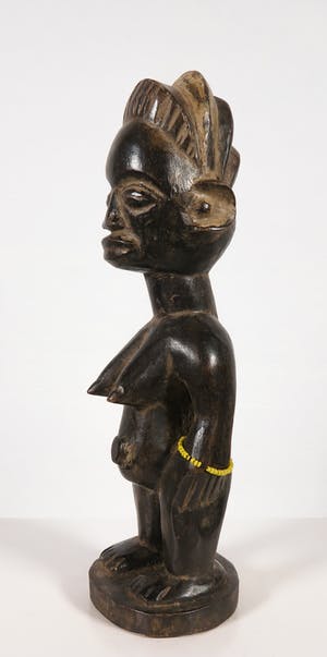 Yoruba - Ibedji - Vrouwenbeeld met armbanden van gele kralen kopen? Bied vanaf 20!