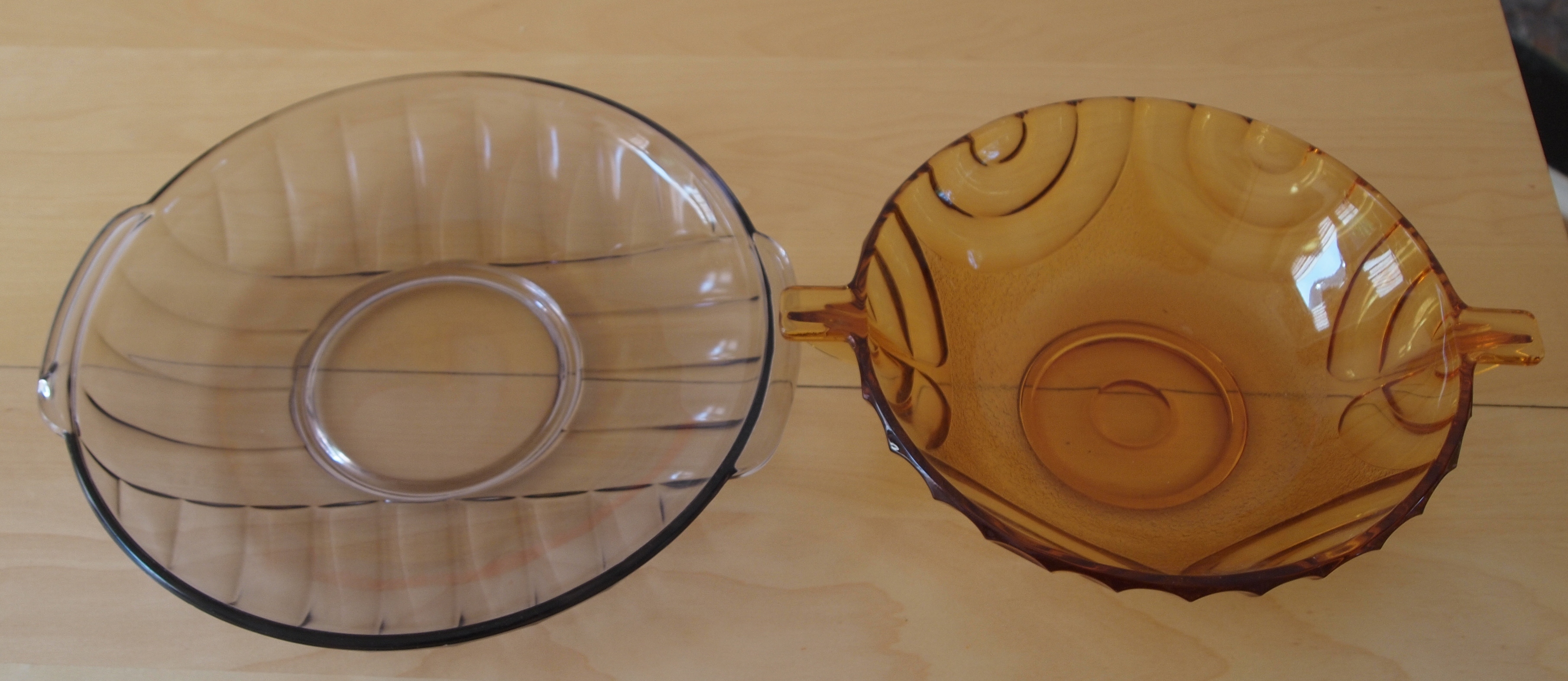 Niet of onleesbaar gesigneerd - Twee art deco lila en amber persglazen schalen verkocht voor € 1!