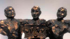 Brons (Onbekend) - Drie trotse mannen verkocht voor € 49!