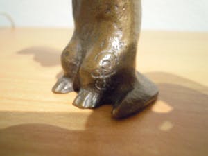 Niet of onleesbaar gesigneerd - Zwaar gesigneerd bronzen beeldje van een BEVER kopen? Bied vanaf 1!