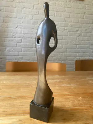 Brons (Onbekend) - Elegant beeld op een sokkel van zwart marmer kopen? Bied vanaf 60!