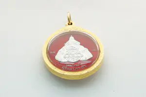 46- Thailand - gouden 18krt Boeddha hanger op rood en zwart emaille achtergrond kopen? Bied vanaf 180!