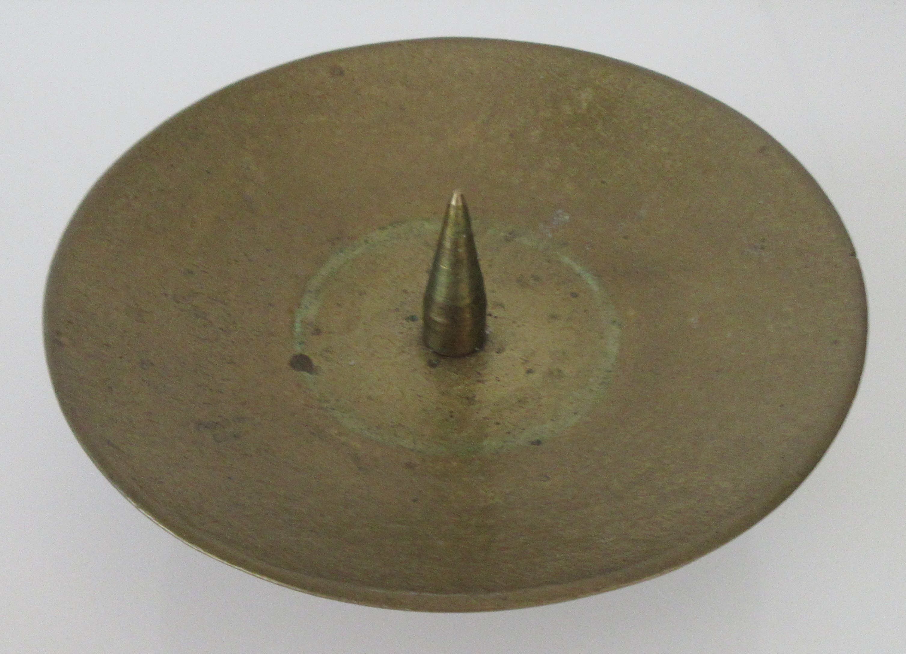 Niet of onleesbaar gesigneerd - Massief geel koperen puntkandelaar kopen? Bied vanaf 1!