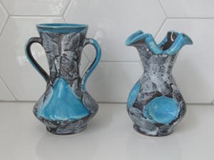 Vallauris Keramiek - Twee Sixties lichtblauwe Fatlava vaasjes kopen? Bied vanaf 1!