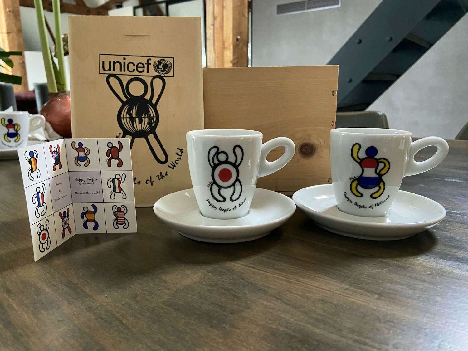 Berry Martens - Happy People Of The World | 2x kop schotel porselein NL + JAP kopen? Bied vanaf 1!