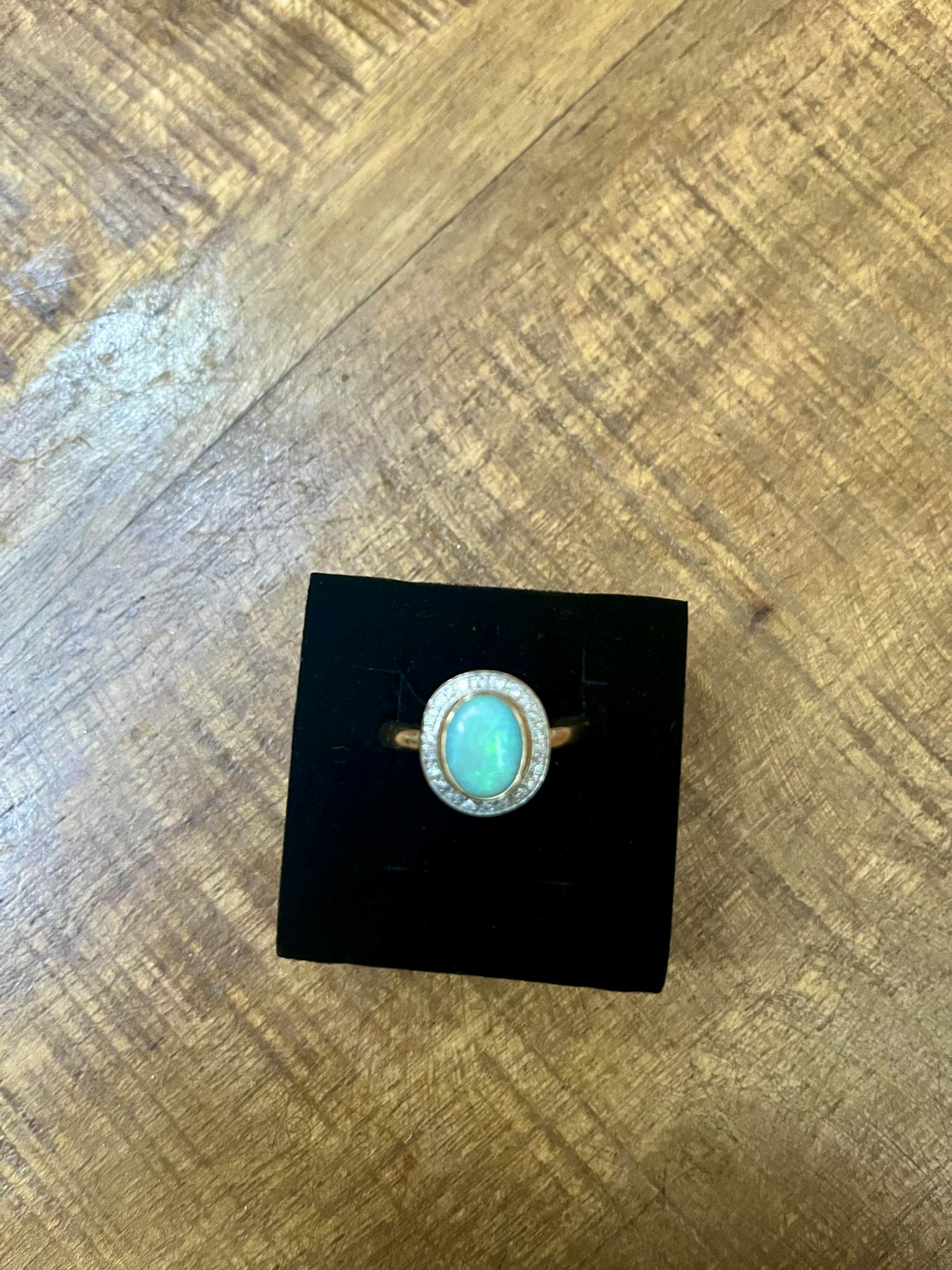 Vintage ring met Australische opaal kopen? Bied vanaf 995!