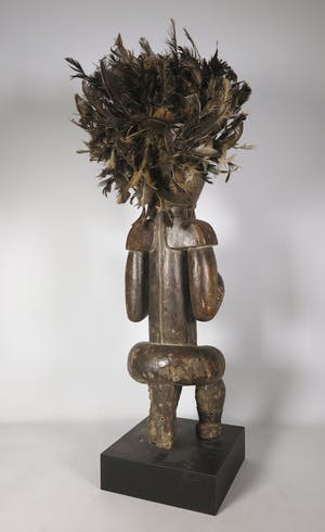 Fang Ntumu - Hout en koper/messing, Fetisj sculptuur van mannenfiguur met hoofdtooi kopen? Bied vanaf 1!
