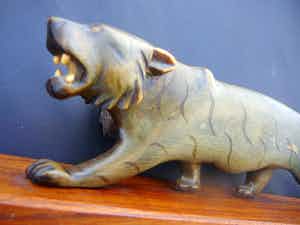 Niet of onleesbaar gesigneerd - Sluipende panter -ivoor- verkocht voor € 10!