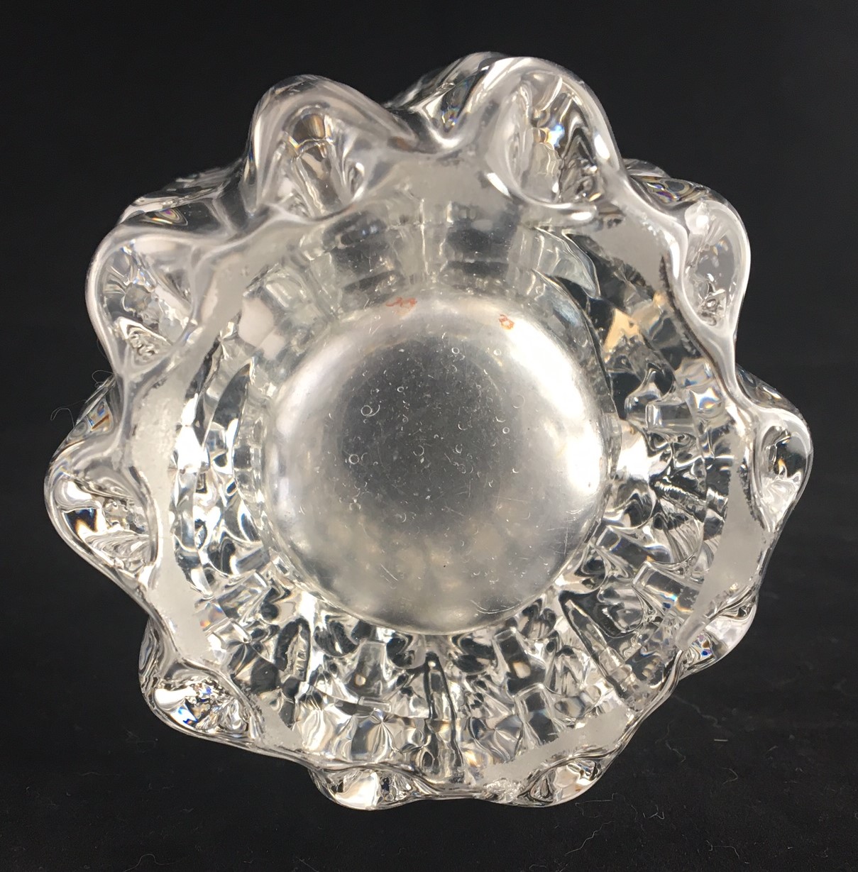 Niet of onleesbaar gesigneerd - Blank kristallen hand geblazen Brutalist vaasje kopen? Bied vanaf 1!