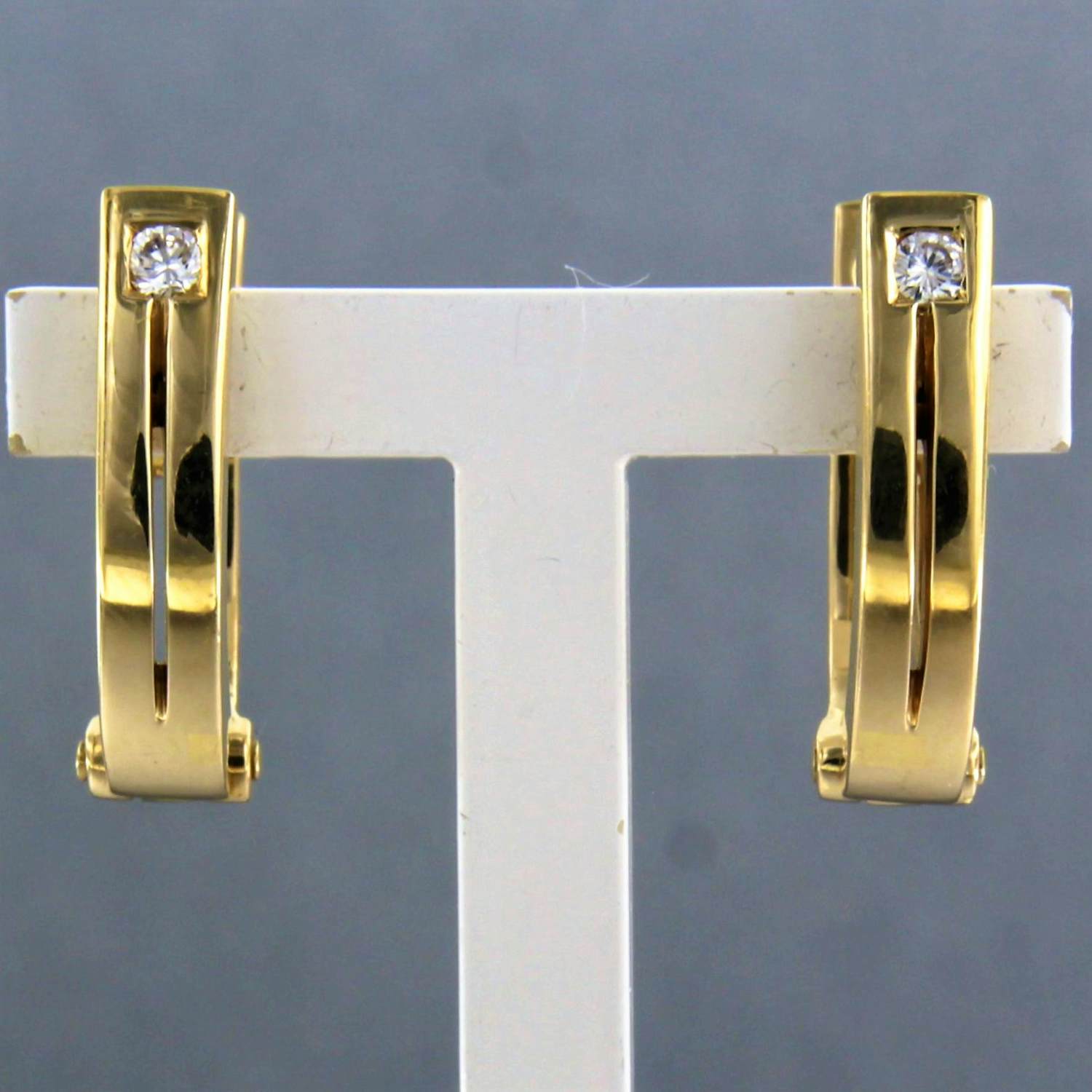 18k geel gouden oorbellen bezet met briljant geslepen diamant 0.06 ct kopen? Bied vanaf 360!