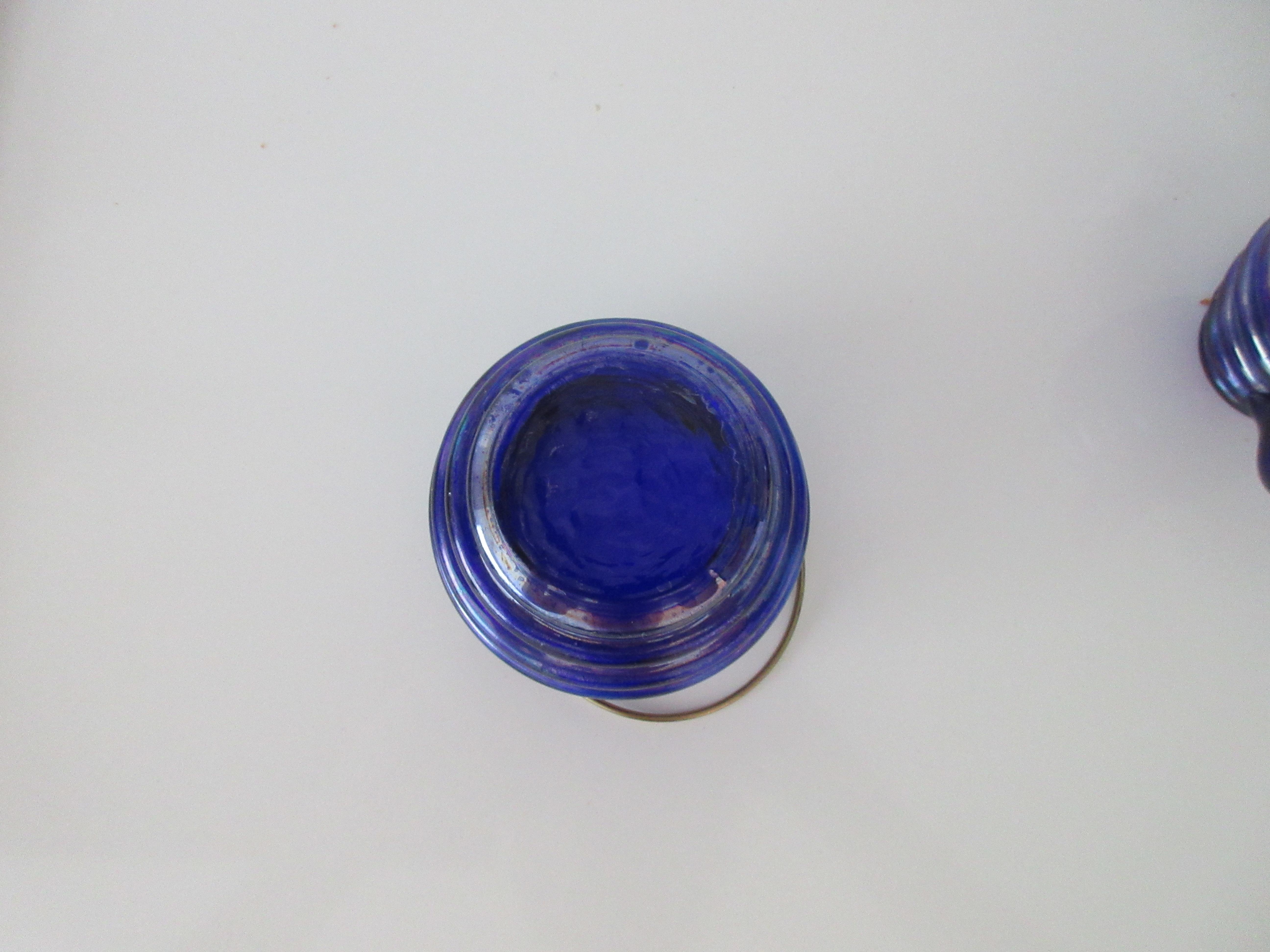 Niet of onleesbaar gesigneerd - Irise cobalt blauw geribbeld art nouveau glazen kannetje en beker met hengsel kopen? Bied vanaf 1!