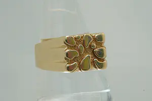 42 - Massief 18 Krt gouden heren ring met fraaie "nugget" afwerking kopen? Bied vanaf 380!