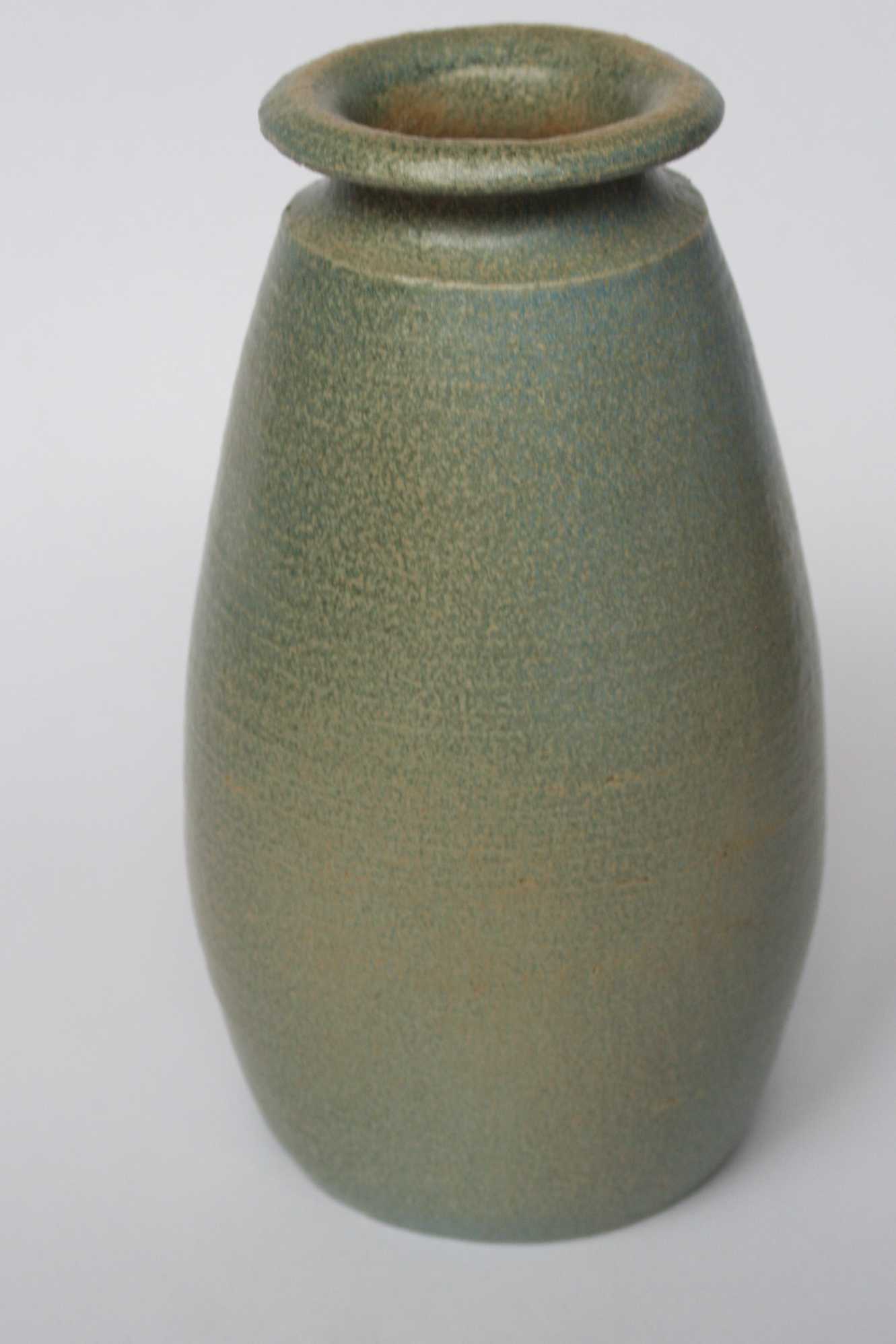 Niet of onleesbaar gesigneerd - aardewerk vaas - gesigneerd verkocht voor € 1!