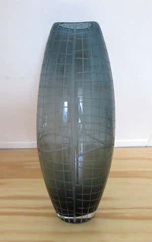 Niet of onleesbaar gesigneerd - Blauwe grijze geometrisch geslepen MCM ovale vaas verkocht voor € 1!