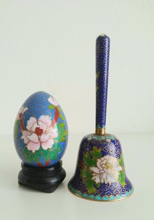 Niet of onleesbaar gesigneerd - verfijnde cloisonné eieren op standaard en een bel kopen? Bied vanaf 1!