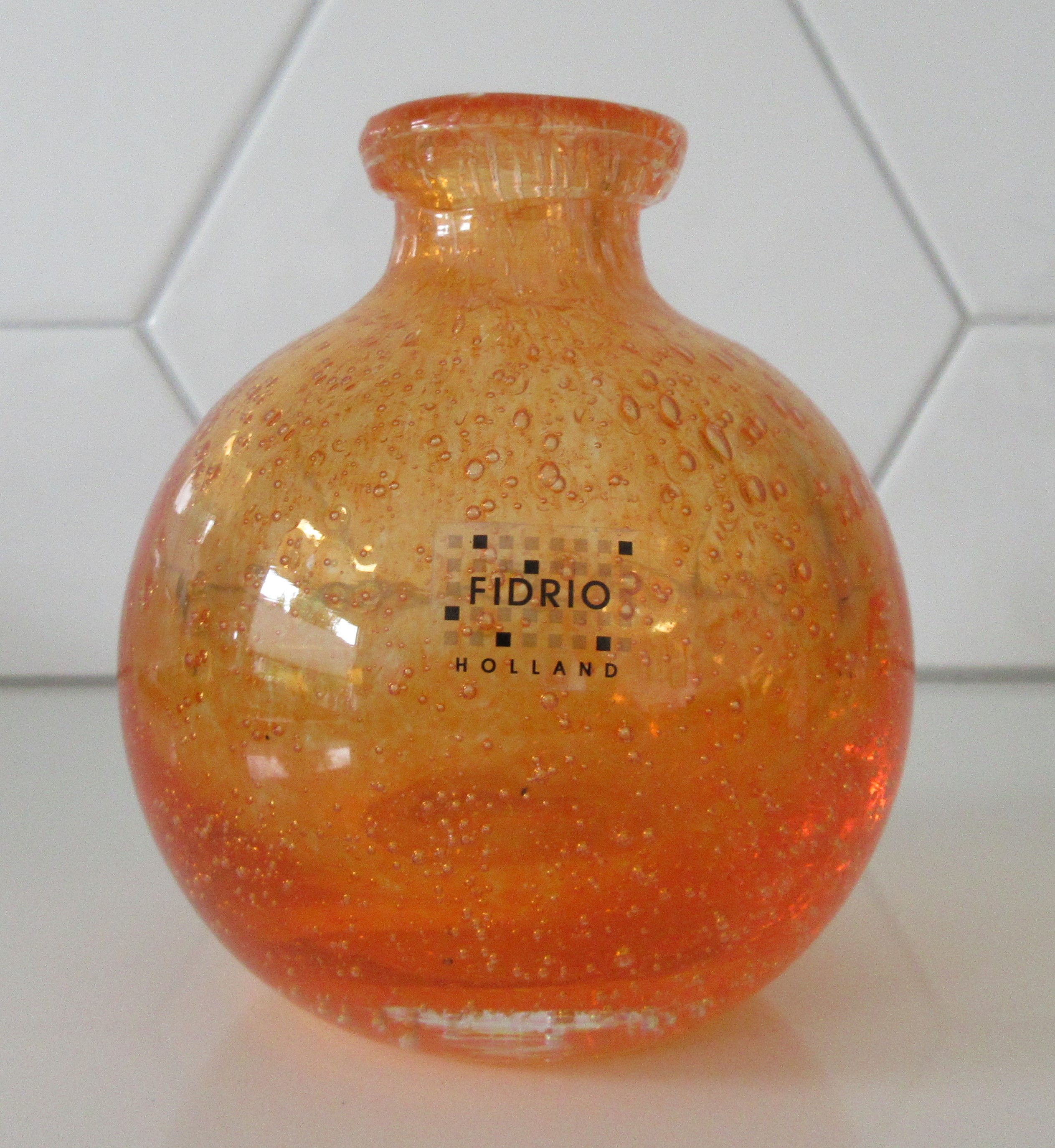 Niet of onleesbaar gesigneerd - Fidrio hand geblazen oranje glazen bubbel bolvaasje kopen? Bied vanaf 1!