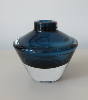 Niet of onleesbaar gesigneerd - Twee dikwandige rookblauwe glazen discus en schoorsteen vaas kopen? Bied vanaf 1!