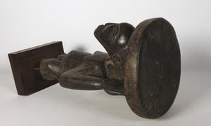 Luba - Hout, Kruk gedragen door een staand mannenfiguur kopen? Bied vanaf 1!