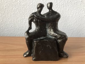 Corry Ammerlaan - Zwaar bronzen beeldje " Twee verliefde mensen op een bankje " kopen? Bied vanaf 35!