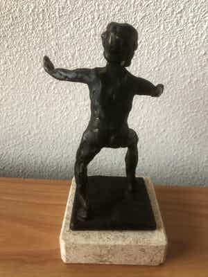 Brons (Onbekend) - Prachtig beeldje - Kindje dat zijn eerste stapjes zet. verkocht voor € 35!