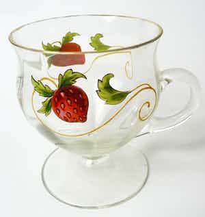 Niet of onleesbaar gesigneerd - Henkelbecher des Biedermeier aus Glas, um 1850, handbemalt verkocht voor € 1!