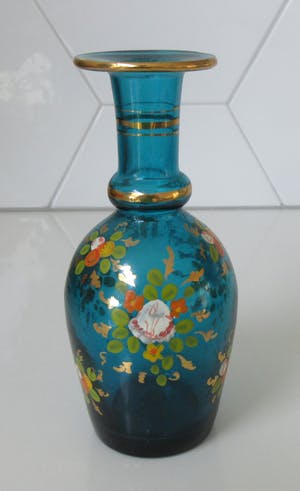 Curiosa - Antiek 19e eeuws blauw glazen vaasje met emaille decor kopen? Bied vanaf 1!