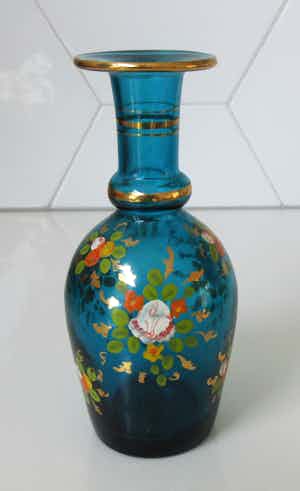 Antiek 19e eeuws blauw glazen vaasje met emaille decor verkocht voor € 1!