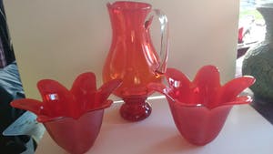 Niet of onleesbaar gesigneerd - Mooi rode transparante vaas + 2 glazen staande tulpen kopen? Bied vanaf 1!