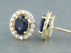 14k geelgouden entourage oorknopen met saffier en diamant 0.12 ct kopen? Bied vanaf 320!