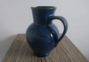 Niet of onleesbaar gesigneerd - Geglazuurde blauwe schenkkan met vogeldecoratie kopen? Bied vanaf 1!