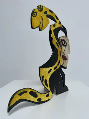 John Lie a Fo - Uniek houten sculptuur | 'Figuur met slang' | 1997 (ZELDZAAM) kopen? Bied vanaf 1!