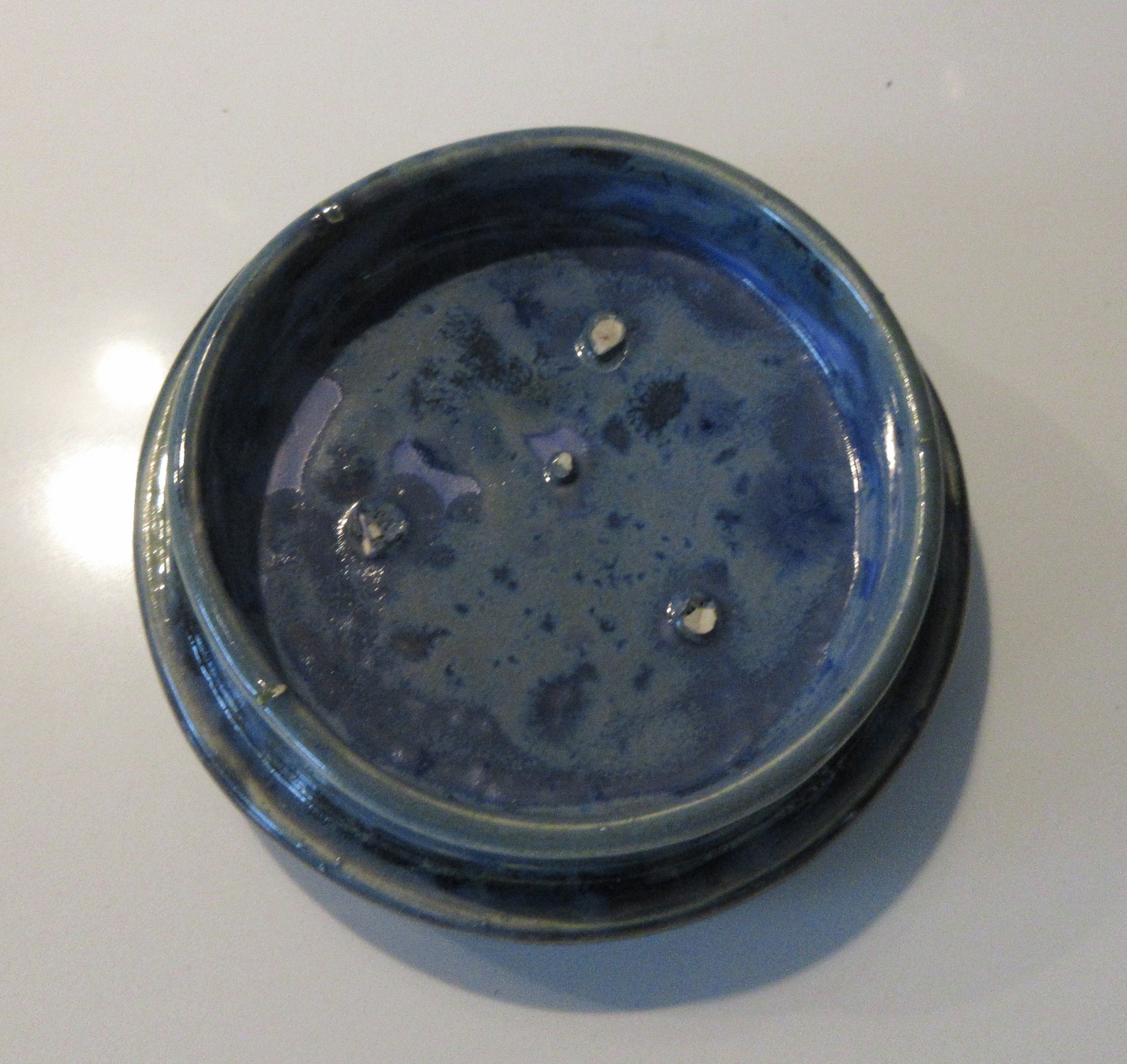 Niet of onleesbaar gesigneerd - Studio keramische dekselpot met blauw stroom en kristalline glazuur kopen? Bied vanaf 1!