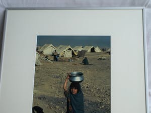 Jan Banning - Grote ingelijste foto , “Voorbereidingen voor een operatie, Cambodja” kopen? Bied vanaf 75!