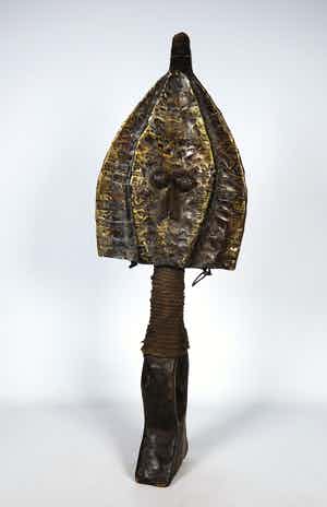 Kota - Dubbelzijdig reliekbeeld van hout, koper en touw verkocht voor € 1!