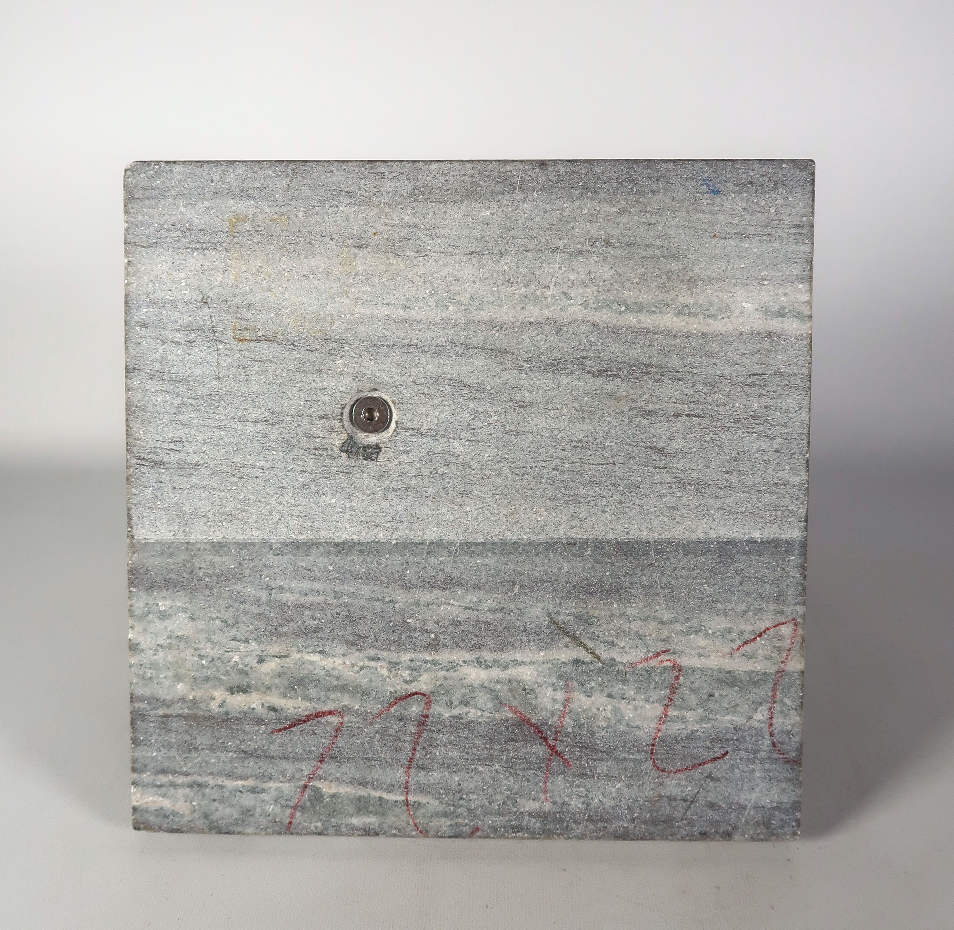 Niet of onleesbaar gesigneerd - Aluminium en graniet, Sculptuur (Zwaar) kopen? Bied vanaf 1!