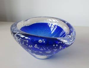 Floris Meydam - Serica asbak of kom blank en blauw glas met luchtbellen kopen? Bied vanaf 30!