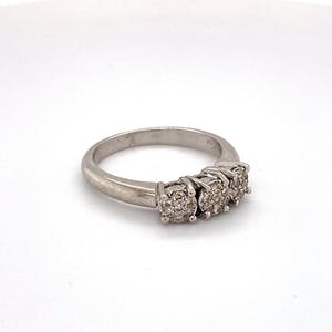 18K Goud - witgouden ring met 3 diamantclusters. maat 55,5(17,5) 5,46gr kopen? Bied vanaf 340!