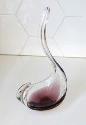 Niet of onleesbaar gesigneerd - Paarse en blank glazen vrijgevormde schaal verkocht voor € 10!