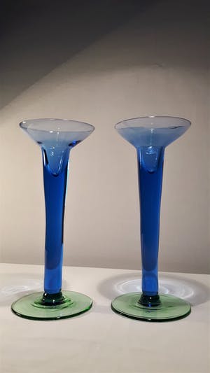 Niet of onleesbaar gesigneerd - Twee design glazen kaarsenhouders blauw met groene voet kopen? Bied vanaf 1!
