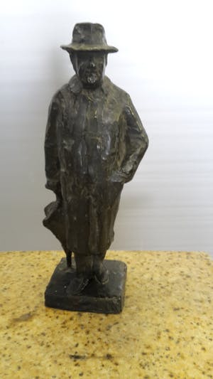 Mari Andriessen - Meneer Thijm, staande met paraplu kopen? Bied vanaf 800!