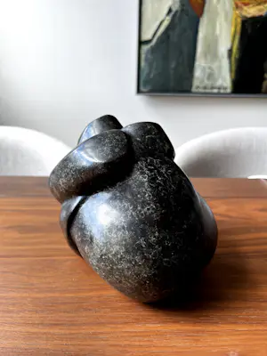 Ati Emmerik - bronzen sculptuur - Niemand mag mijn tranen zien kopen? Bied vanaf 400!