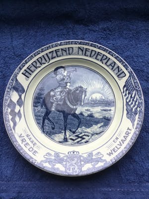 Societe Ceramique - Wandbord | Herrijzend Nederland | Bevrijding | 1945 kopen? Bied vanaf 15!