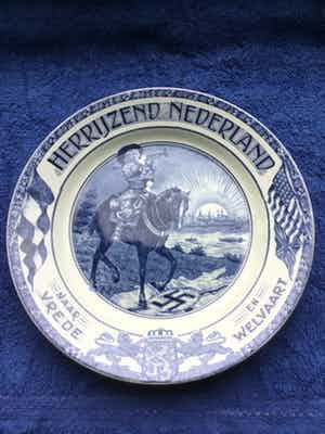 Societe Ceramique - Wandbord | Herrijzend Nederland | Bevrijding | 1945 verkocht voor € 15!